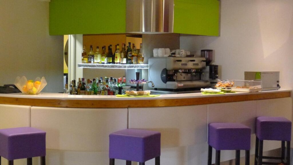 C'è un servizio bar presso l'Hotel Motel K